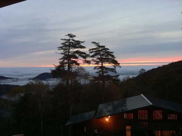 雲取山荘からの朝日.jpg