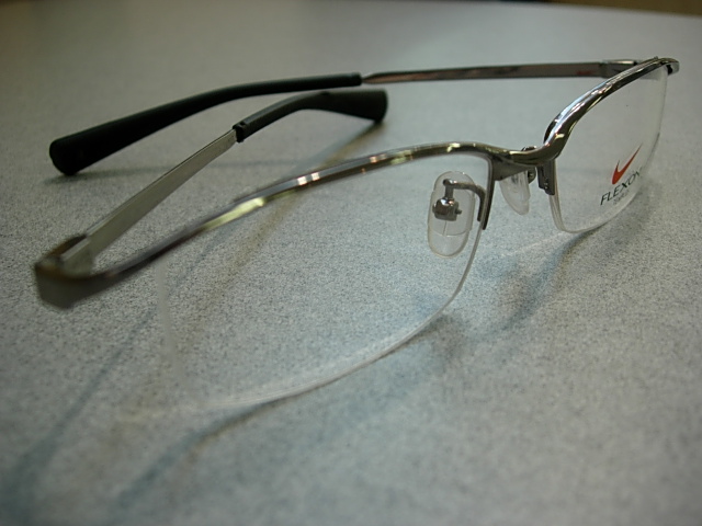 http://www.washin-optical.co.jp/blog/kenchodori/NIKE%20naname.JPG